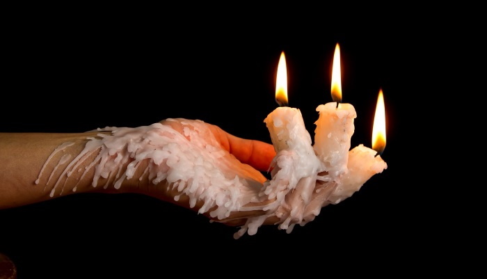 рука, 3 свечи, воск течет