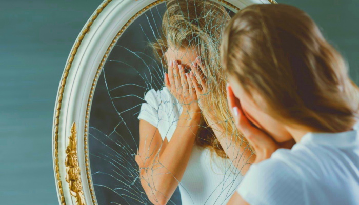 девушка, разбитое зеркало
