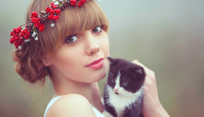 славянская девушка в венке, котенок