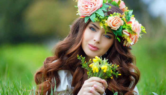 славянская девушка в венке из цветов