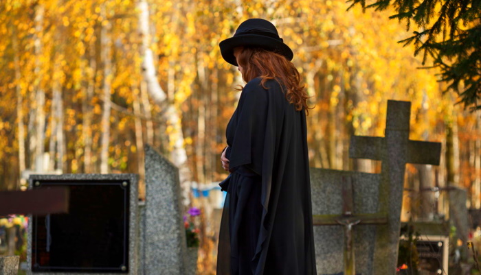 женщина в трауре на кладбище