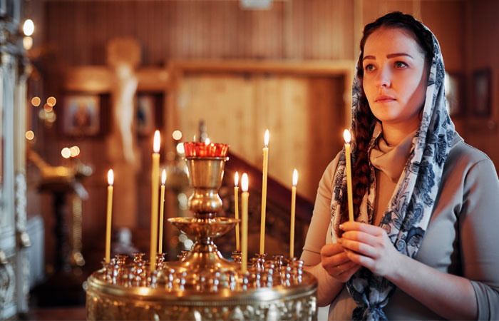 девушка молится в храме