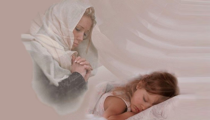 призрак женщины склонилась над спящим ребенком