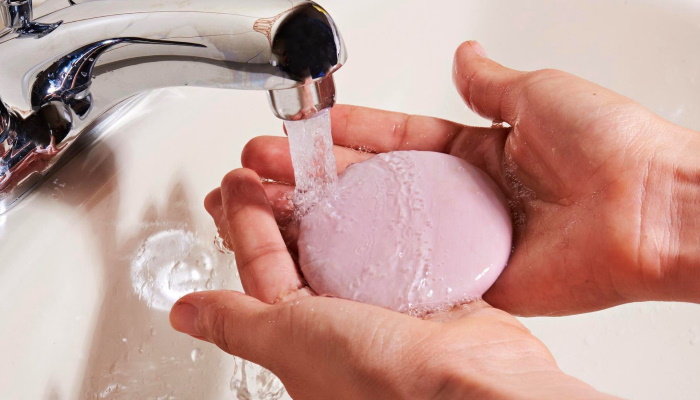 руки держат мыло