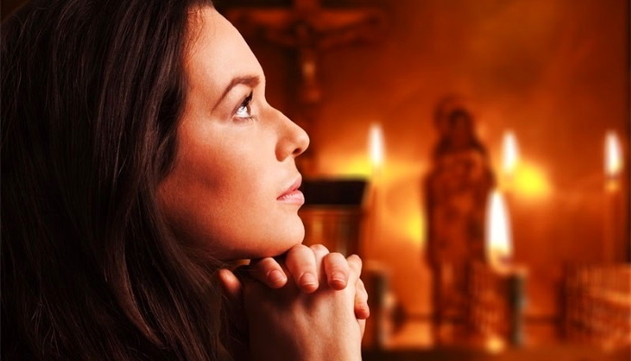 женщина в храме, свечи