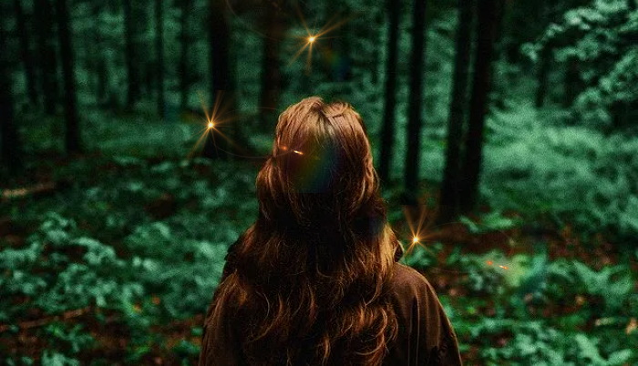 девушка в темном лесу, огоньки