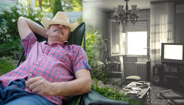 пенсионер спит на даче и в квартире