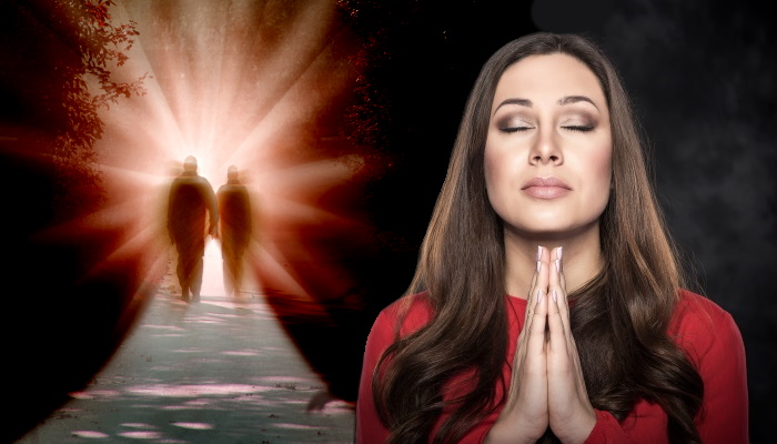 женщина молится, души предков