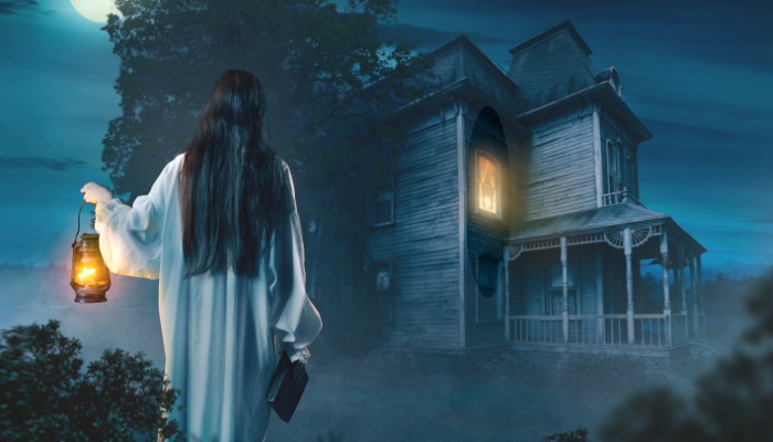 призрак женщины возле дома