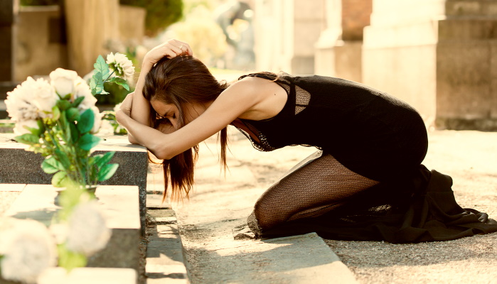 женщина на кладбище