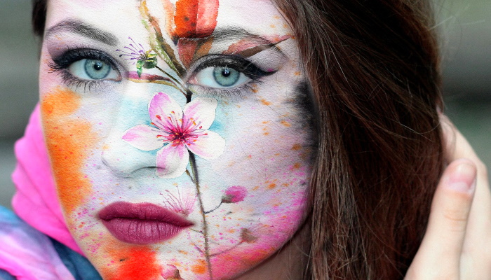 девушка с цветами на лице