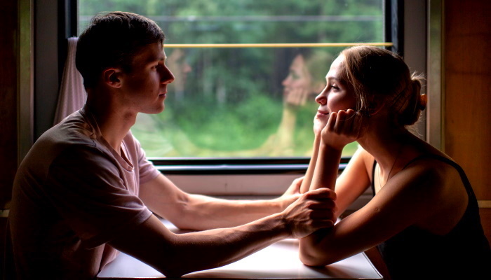 парень и девушка в поезде