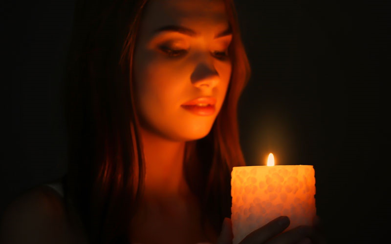 девушка со свечой