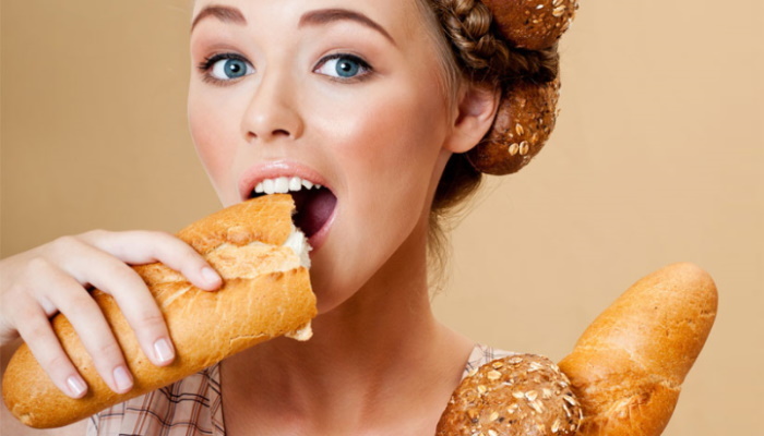 девушка ест хлеб