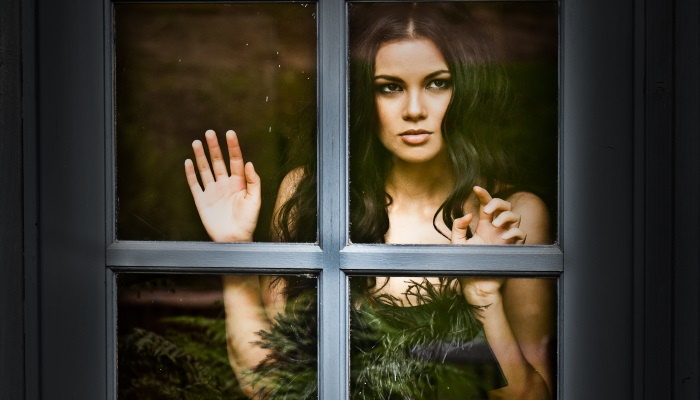 девушка смотрит в окно