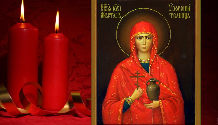 девушка молится, свечи