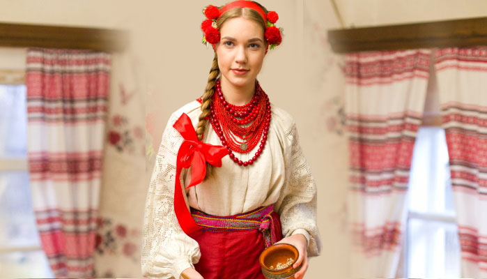 славянская девушка с угощением