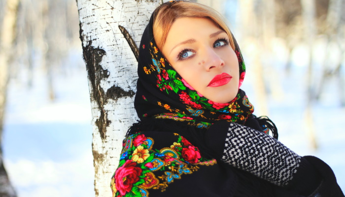 женщина в славянском костюме у березы, зима