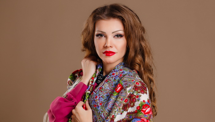 женщина в славянском платке