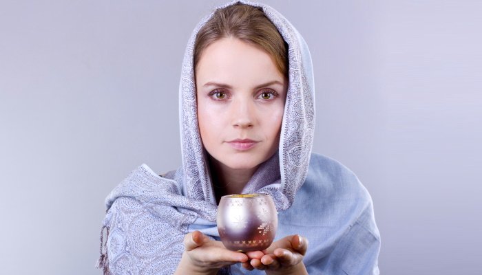 девушка в славянском платке со свечой