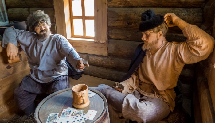 славянская изба, мужчины играют в карты