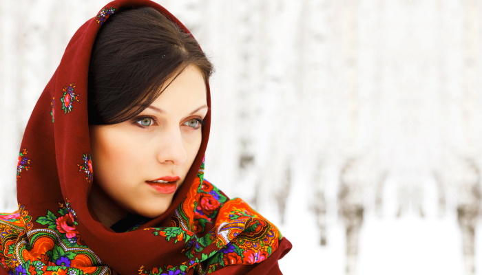 славянская женщина в платке, зима