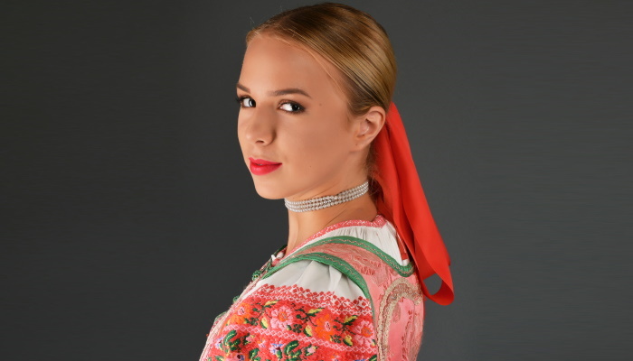 женщина в славянском костюме