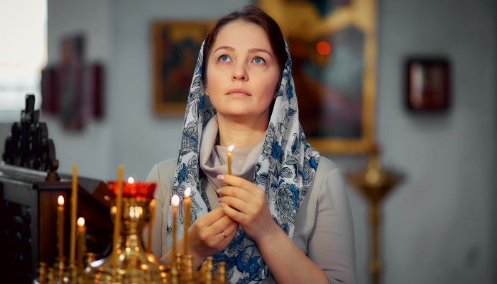 женщина в храме, молитва