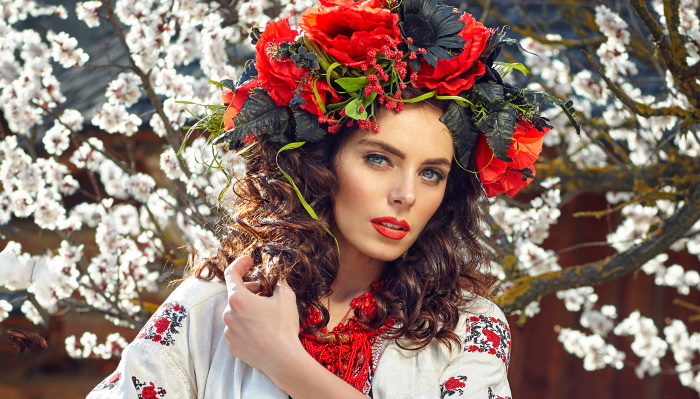 девушка в славянском костюме, цветущее дерево