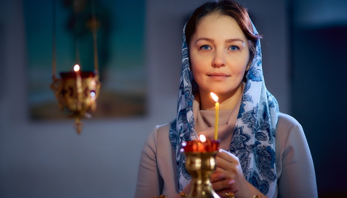 женщина со свечей в храме