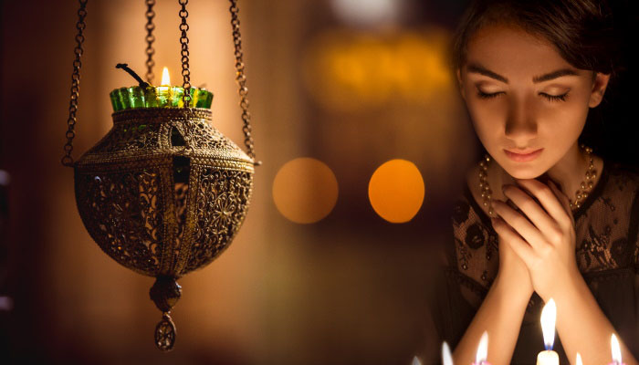 девушка молится, лампада перед иконой
