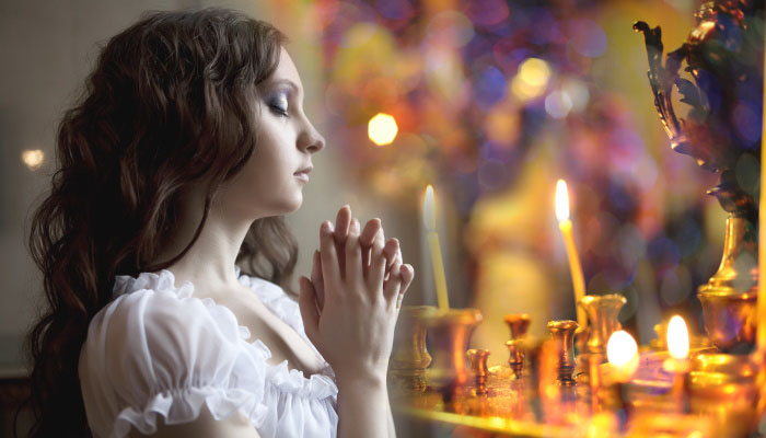 девушка молится, храм, свечи