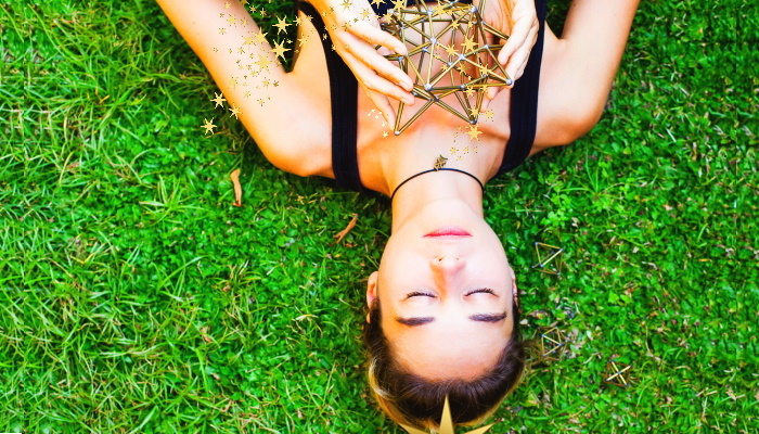 девушка лежит на траве