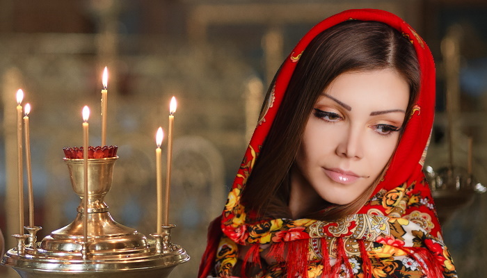 девушка в платочке в храме, свечи