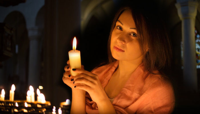 женщина со свечой в храме