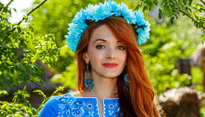 девушка в венке из синих цветов