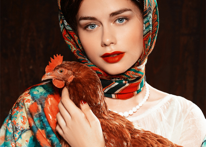 славянская девушка с петухом