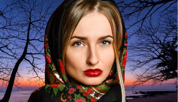 славянская девушка в платке