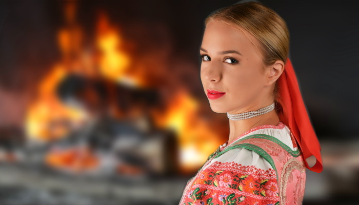 славянская девушка, огонь