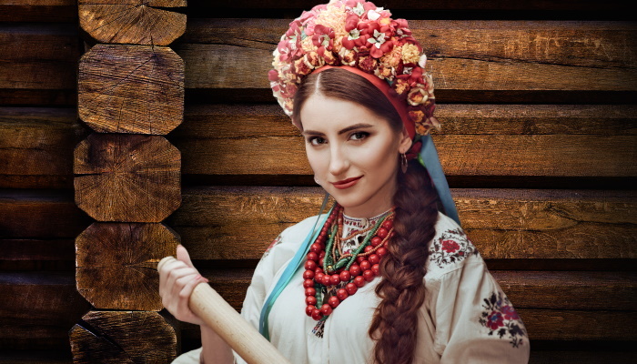 славянская девушка, скалка
