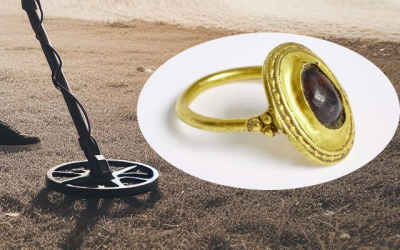 Житель Дании случайно нашел в земле древнее королевское кольцо