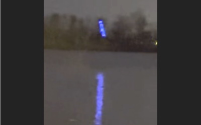 Странный светящийся синий объект опустился в реку в Филадельфии