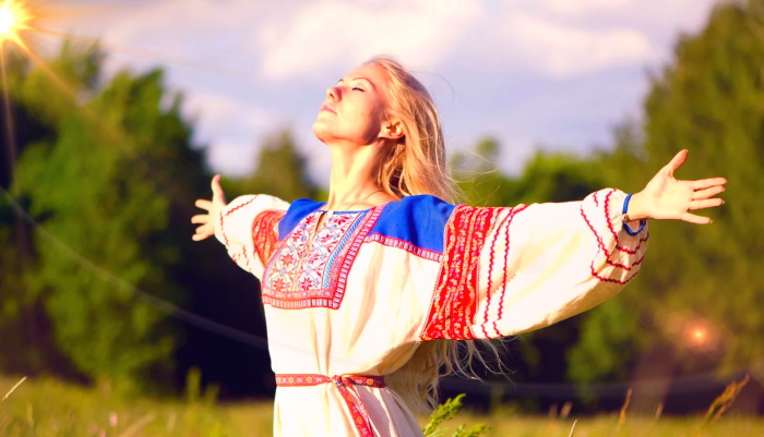 славянская женщина, небо, ветер