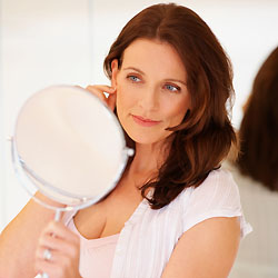 Психологи не рекомендуют женщинам смотреть в зеркало
