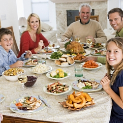 Обнаружено, что семейные обеды улучшают здоровье