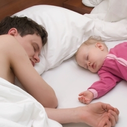 Чтобы быть хорошим отцом, нужно спать рядом с ребенком