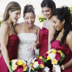 Треть невест расстаются с подругами после свадьбы